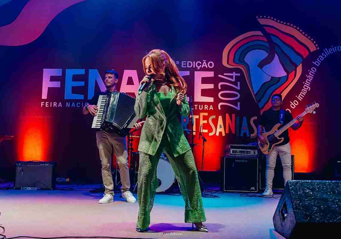 Vitória Fernandez agitou com Forró das Antigas no Centro de Eventos durante a Fenacce